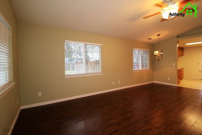 19556 Valley Ford Dr - Photo 2 of 32