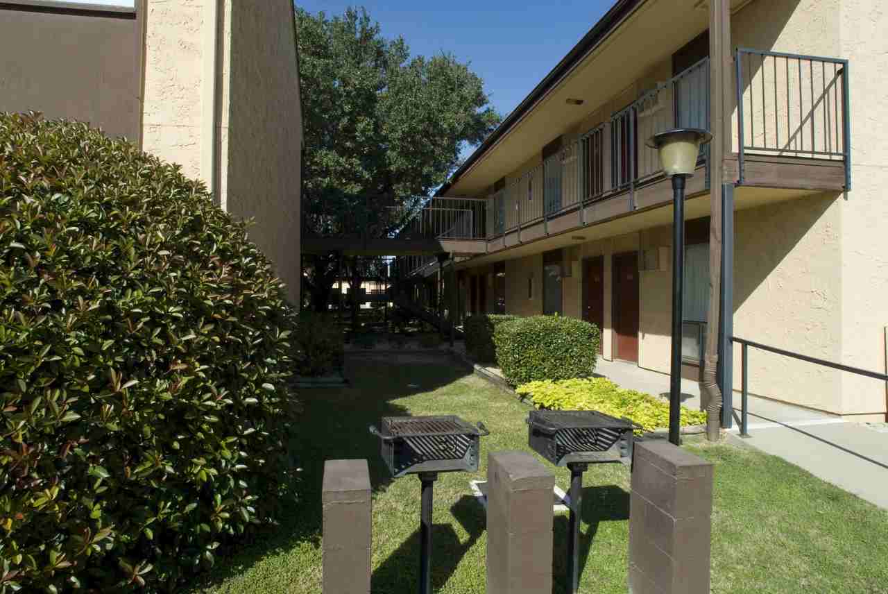 Warren Inn - Haltom City - Photo 3 of 15