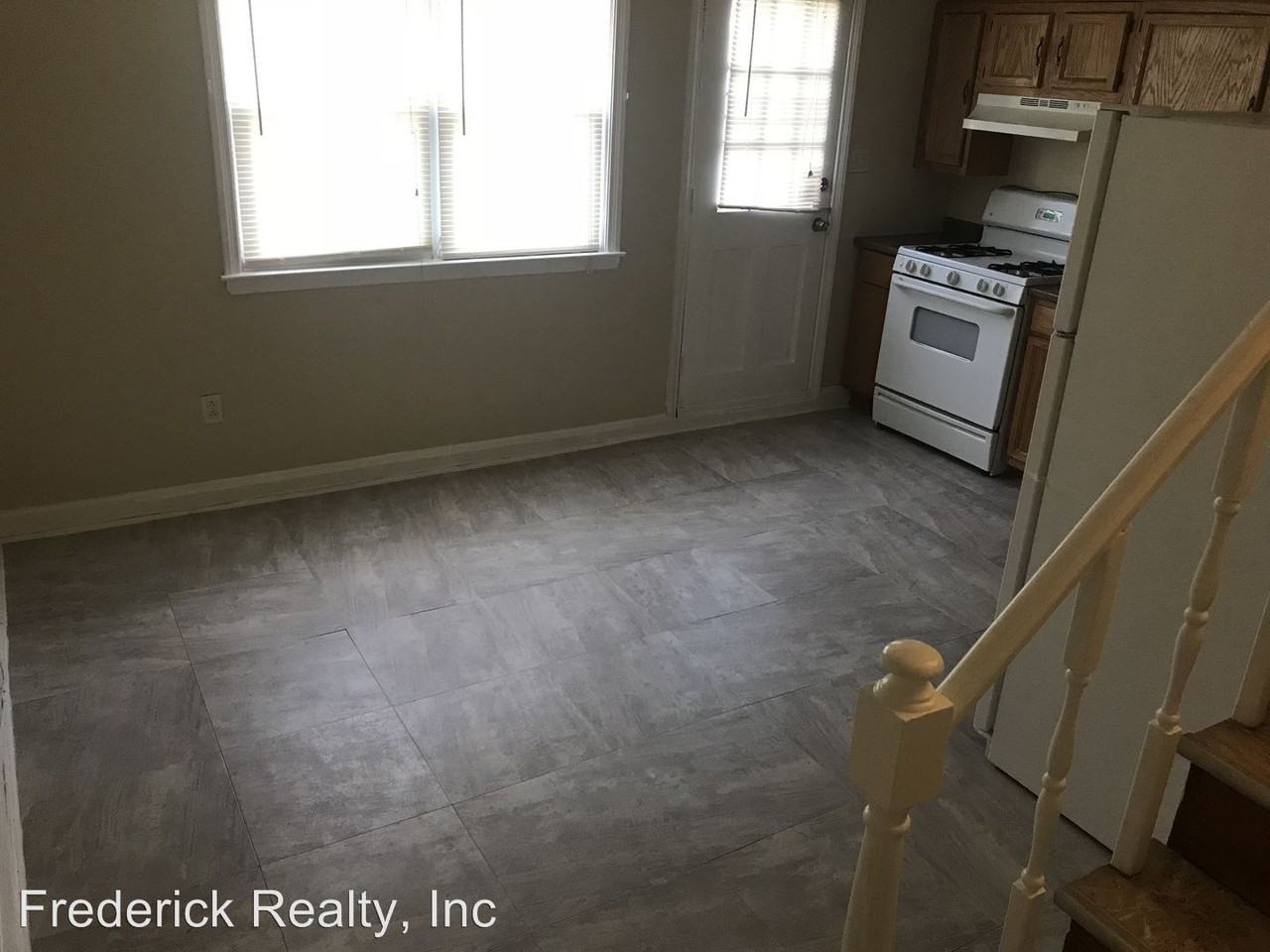 1304 Hillsway Ct - Photo 2 of 7