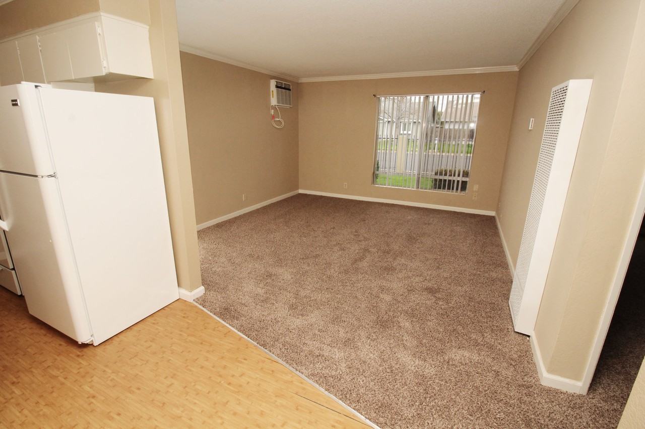 El Mercado Apts. - Photo 3 of 18