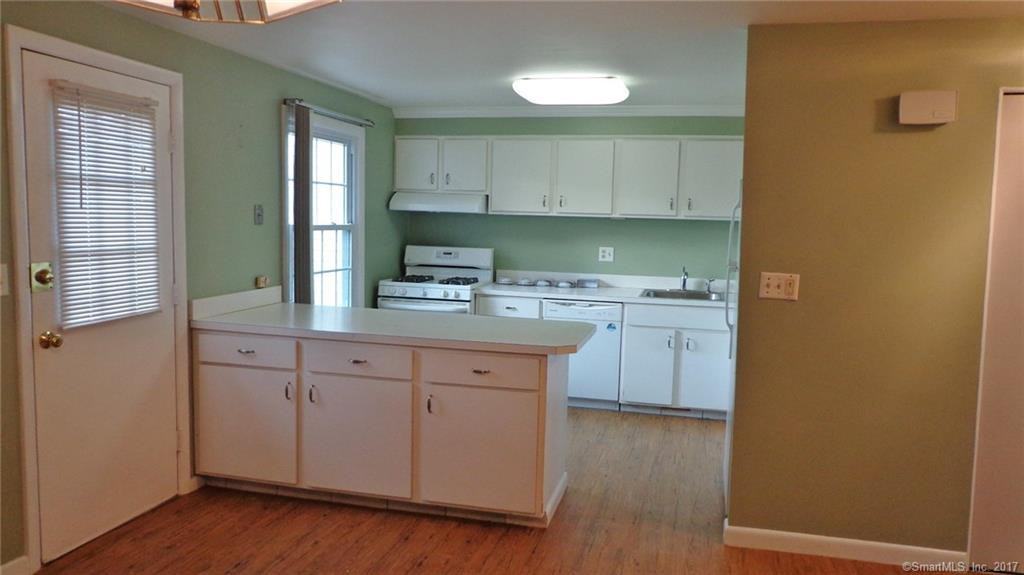 16 Esquire Dr #B - Photo 3 of 13