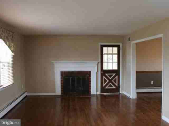 1620 Ingleside Ave - Photo 2 of 6