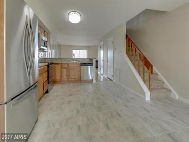 11 Queen Elizabeth Ct - Photo 3 of 6