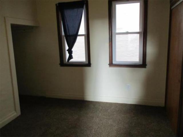 840 N Hickory St - Photo 3 of 6