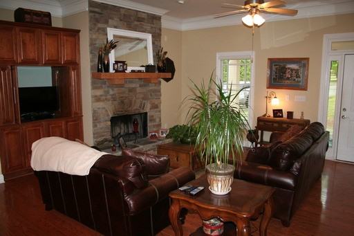 160 Parkside Ln - Photo 3 of 8