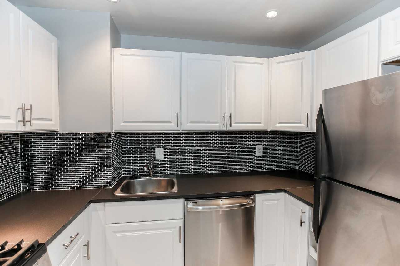 301 I St SW - Photo 3 of 20