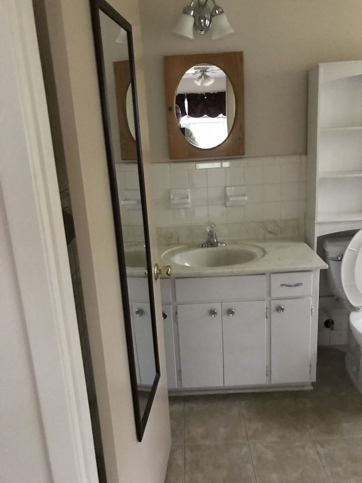 203 NW Seminary Ave - Photo 2 of 8