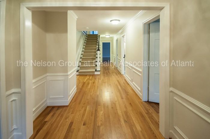 1074 Hess Dr - Photo 2 of 30