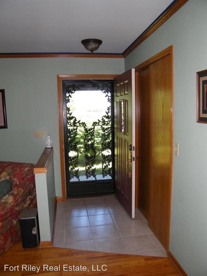 1027 Lakeview St - Photo 2 of 7