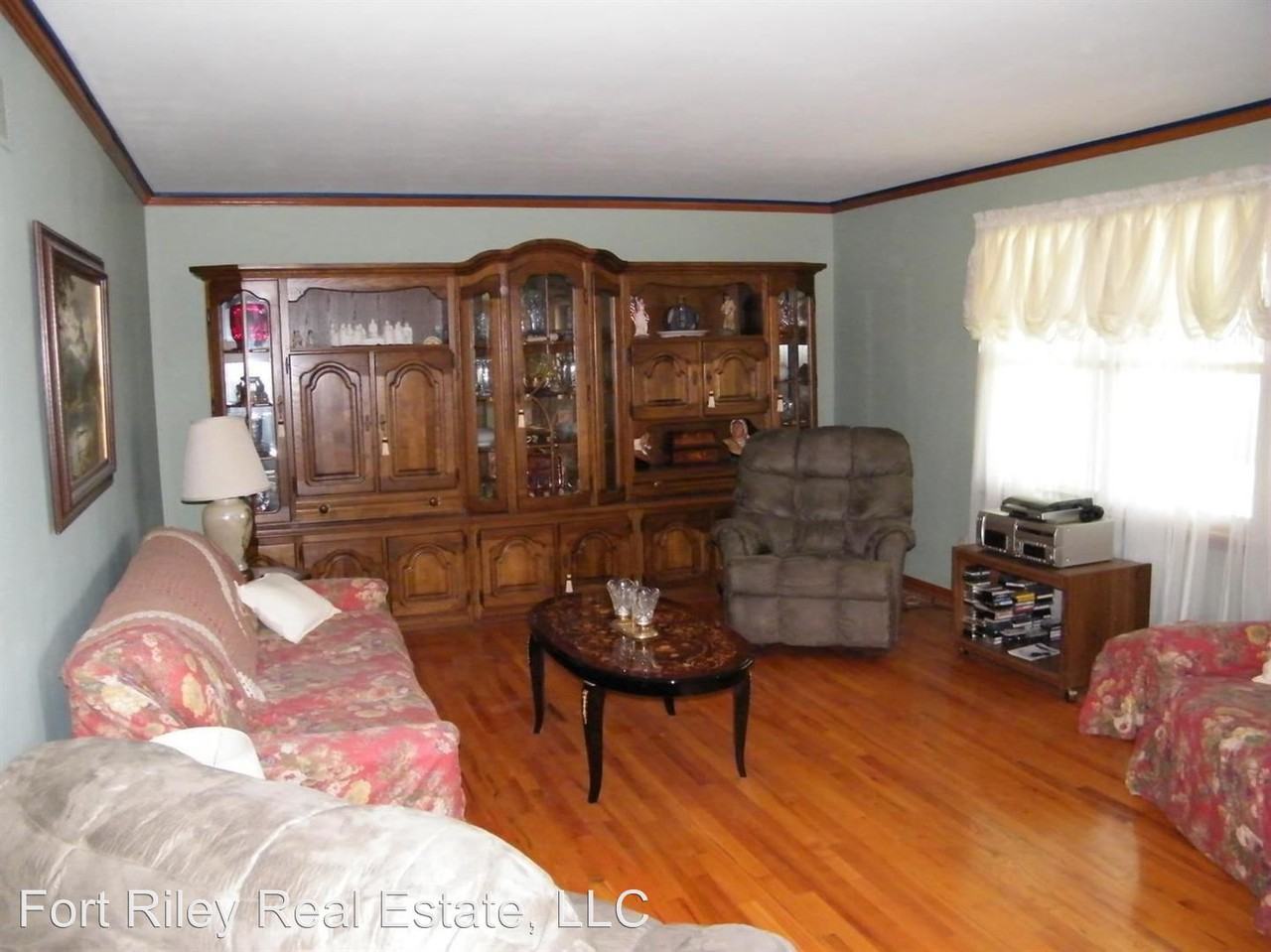 1027 Lakeview St - Photo 3 of 7