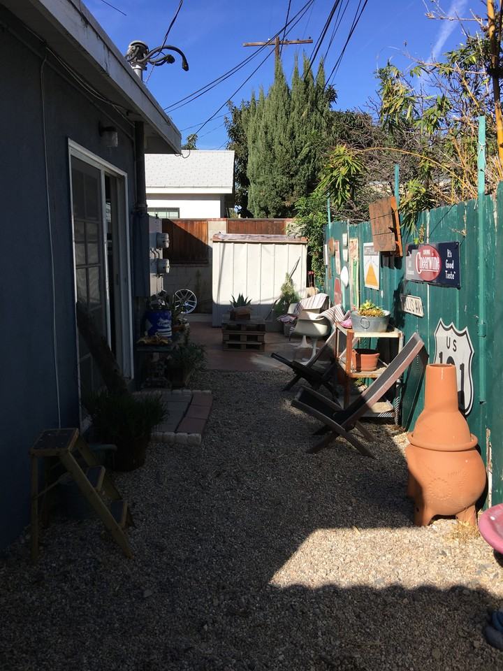 3220 Roberts Ave - Photo 3 of 9