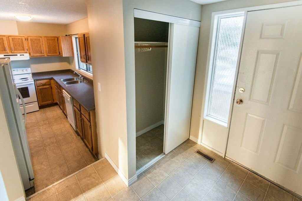 10131 158 Ave - Photo 3 of 6