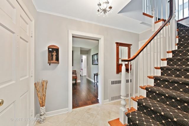 409 Crescent Dr - Photo 2 of 21
