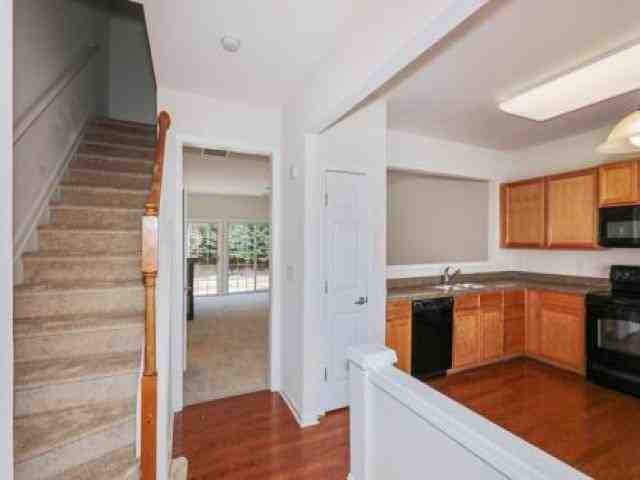 2815 Deerwood Ln - Photo 2 of 6