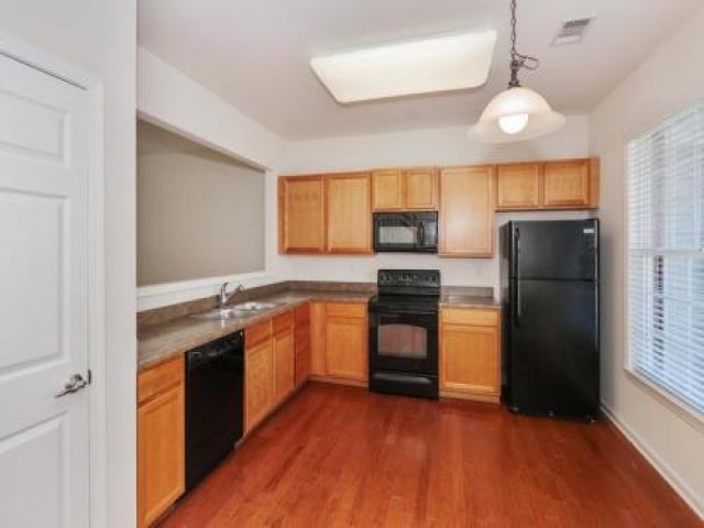 2815 Deerwood Ln - Photo 3 of 6