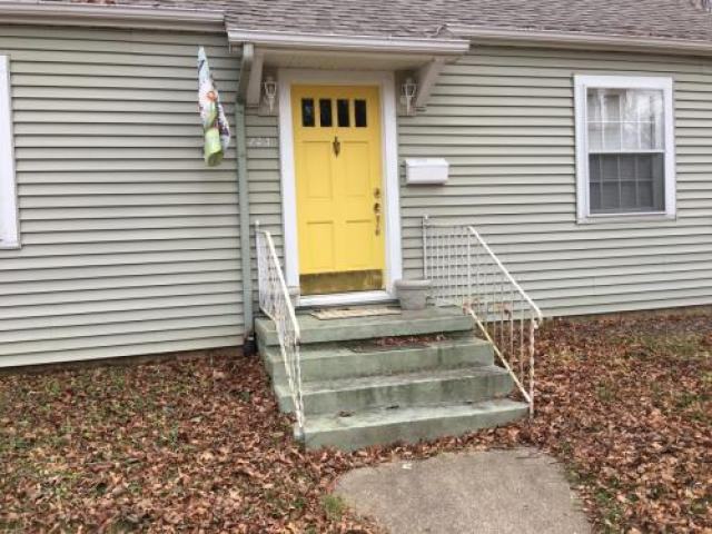 323 S Eastside Dr - Photo 2 of 6