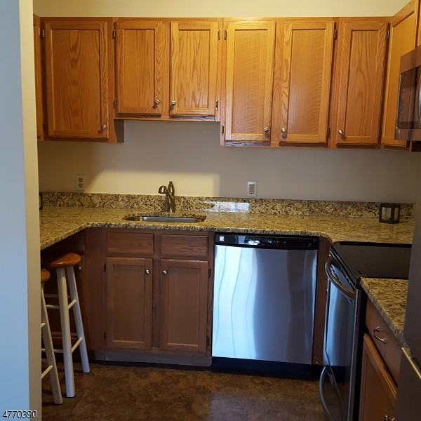 37 Hill St - Photo 3 of 13