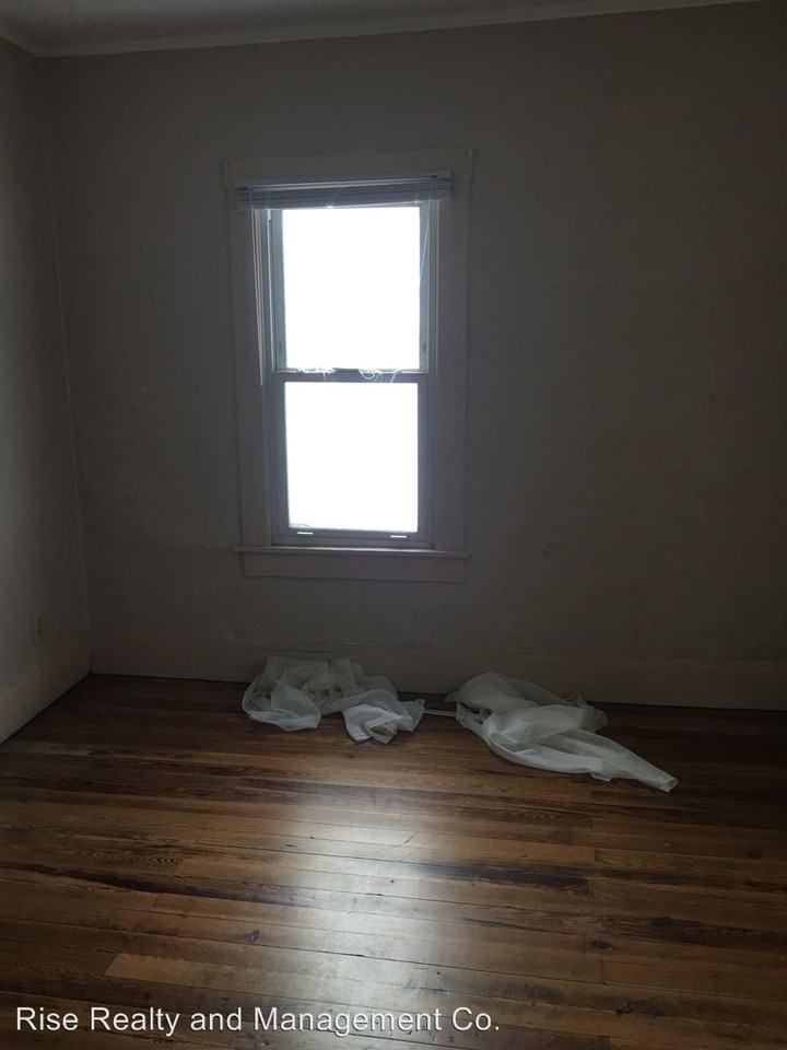 49 Grover St - Photo 3 of 10