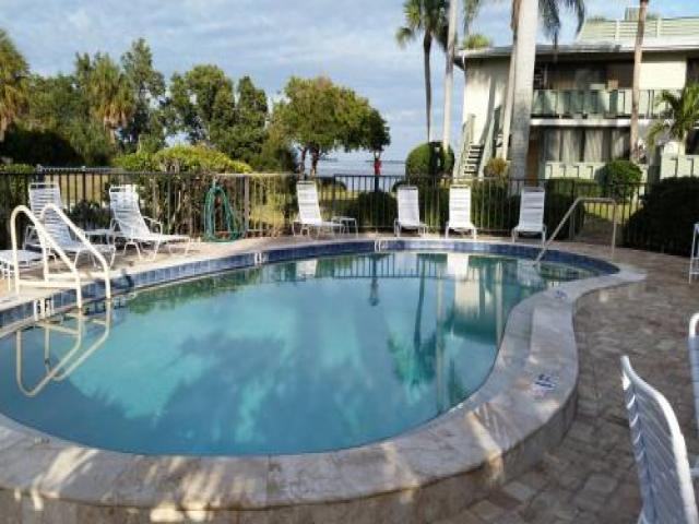 600 Manatee Ave - Photo 2 of 6