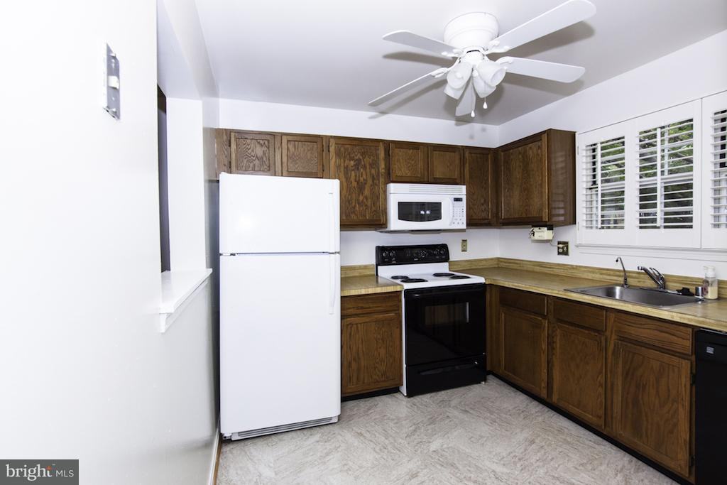 5716 Gladstone Way - Photo 3 of 28