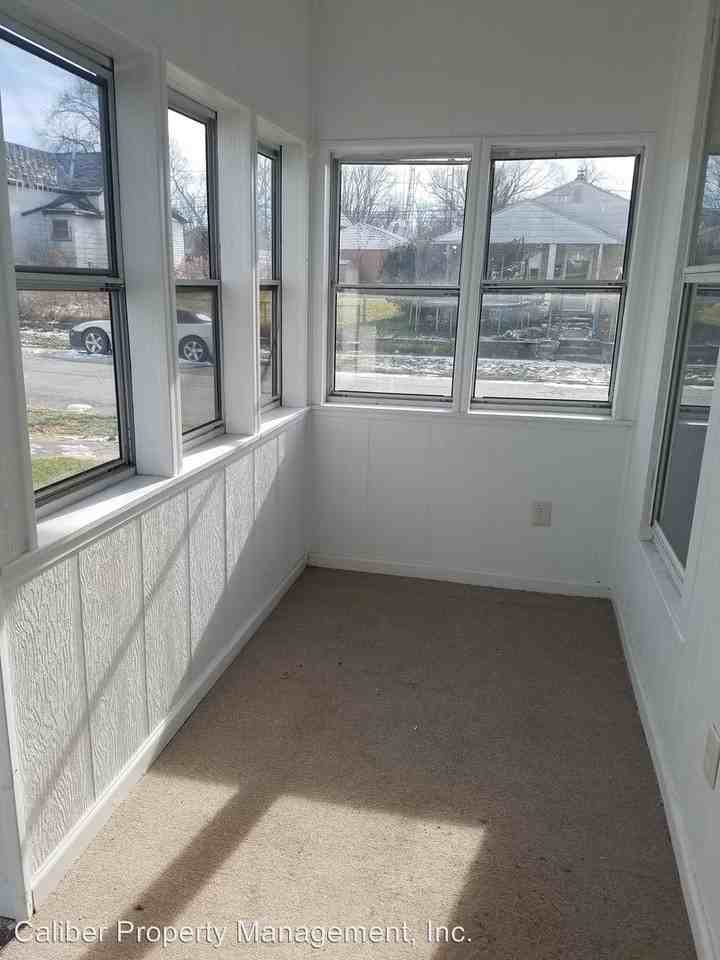 618 W 5th St - Photo 2 of 20