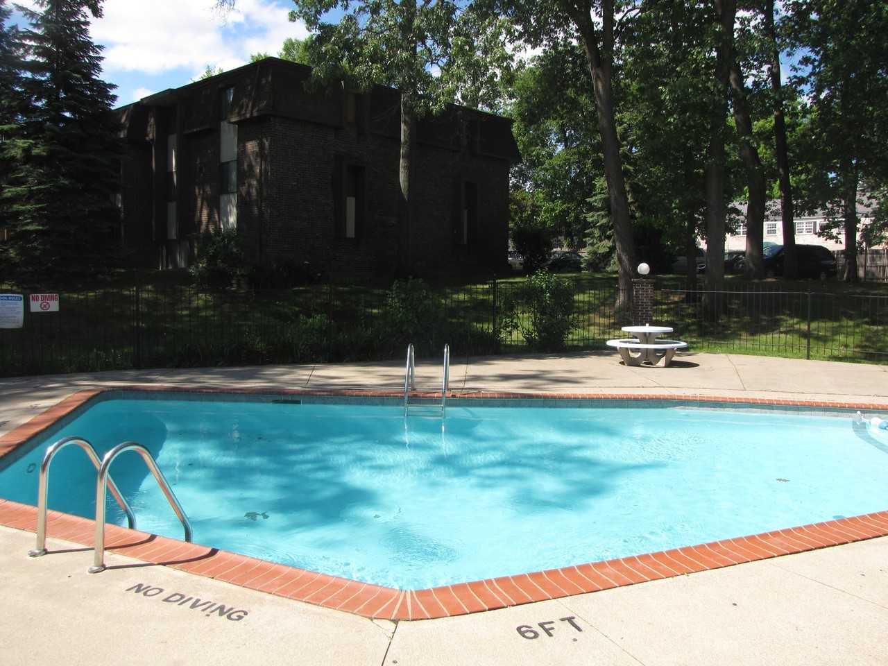 Cambridge Woods/ Briar Cliff Woods Apartments 3349 Airport Hwy