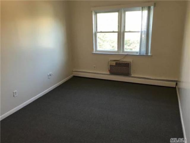 61-17 171st St - Photo 2 of 6