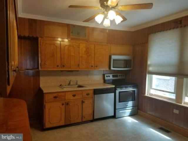 1619 W 10th St - Photo 3 of 6