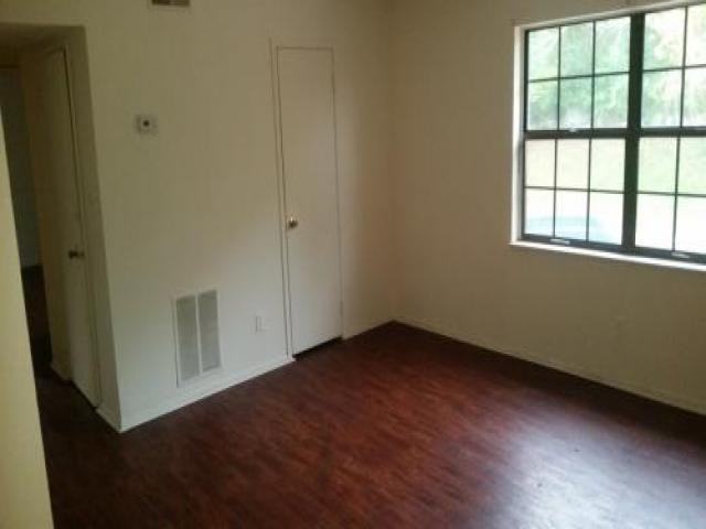 315 Hillcrest St - Photo 2 of 4