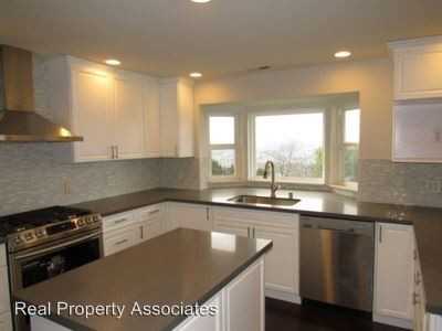 509 Renton Avenue South - Photo 2 of 33