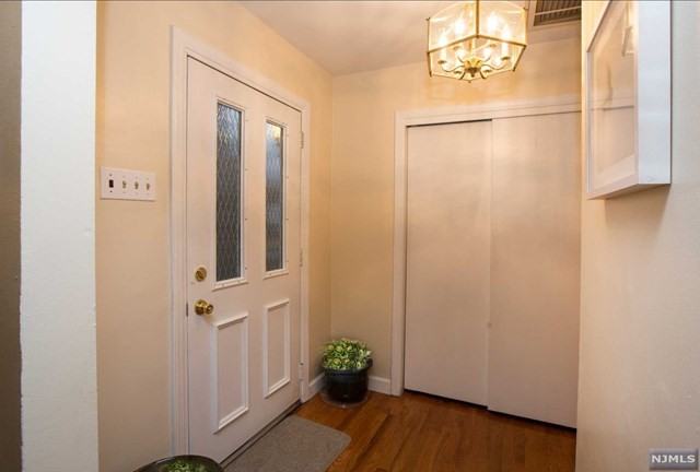 425 Hoover Ave - Photo 2 of 25