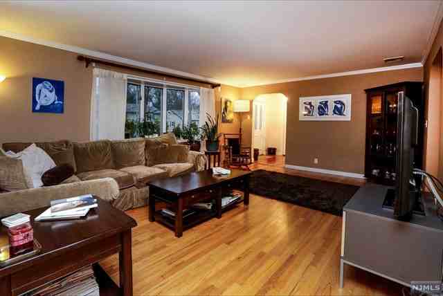 425 Hoover Ave - Photo 3 of 25