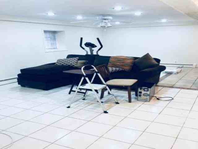 1391 Pelham Pkwy N - Photo 2 of 6