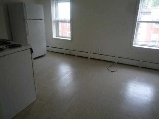 618 W 5th St - Photo 2 of 5