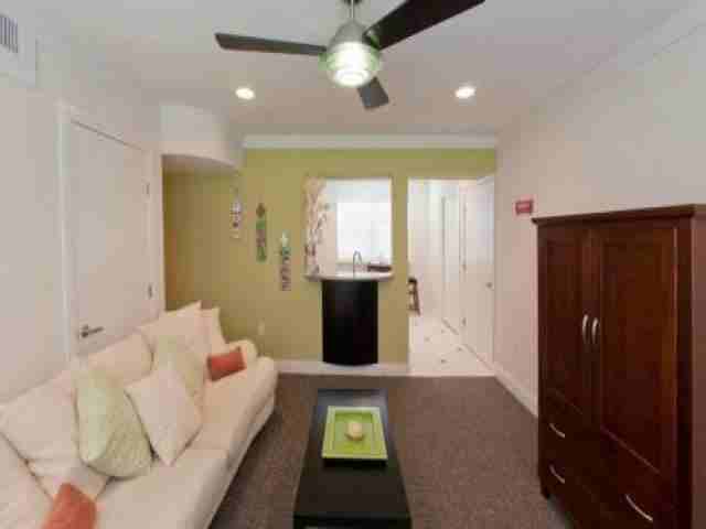 320 SW 10th St - Photo 3 of 6