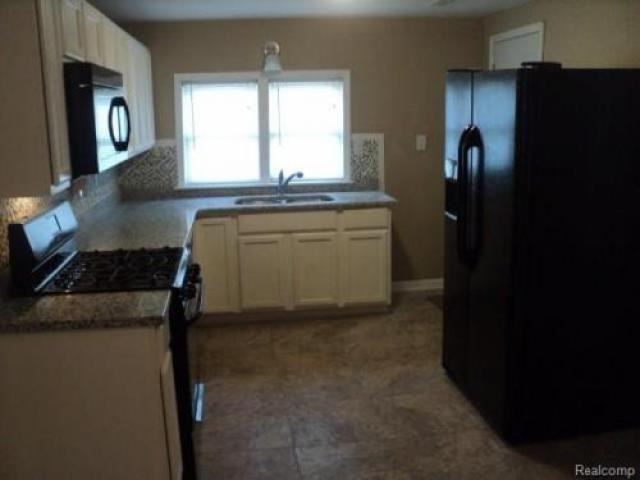 16687 Helen St - Photo 2 of 6