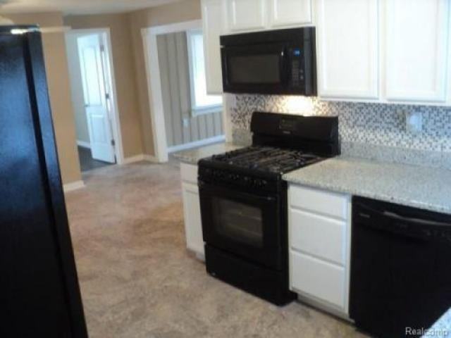 16687 Helen St - Photo 3 of 6