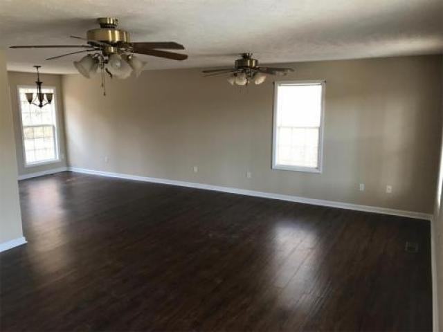 105 Hardwood Dr - Photo 2 of 6