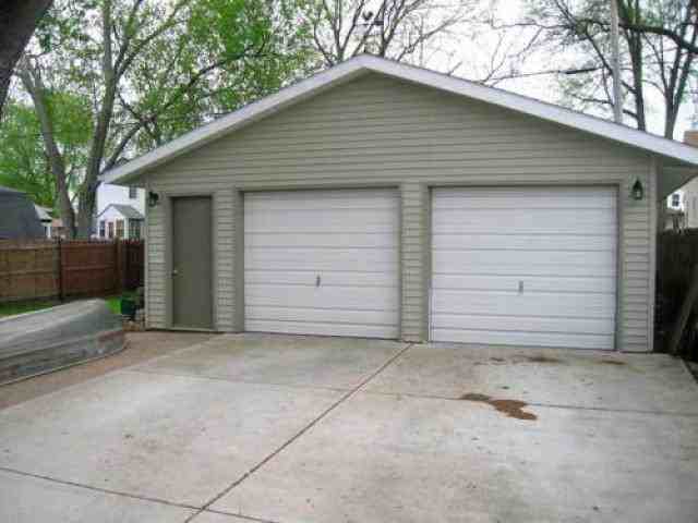 742 Hammond Ave - Photo 3 of 6