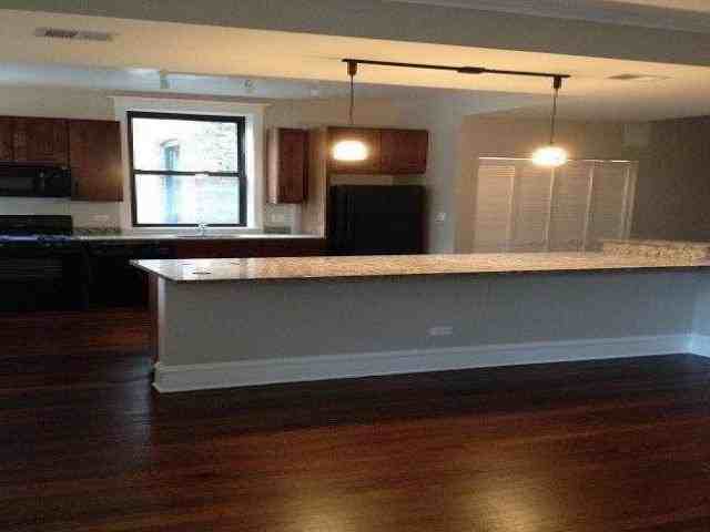1050 W Ardmore Ave