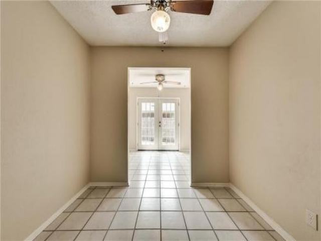 925 Old Mill Cir - Photo 3 of 6