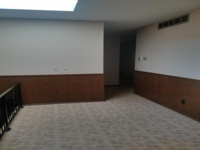 8746 N Greenwich Rd - Photo 3 of 6