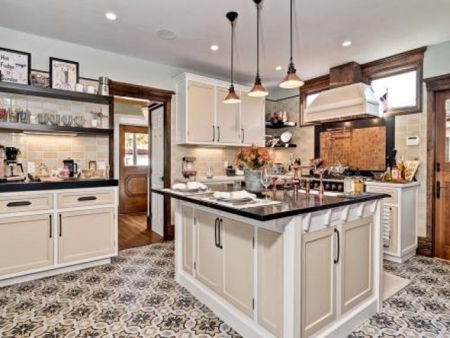 1302 8th St - Photo 2 of 6