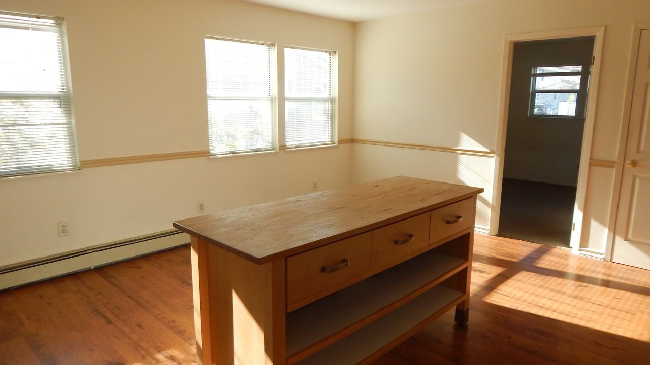 2086 Jackson Ave - Photo 2 of 17