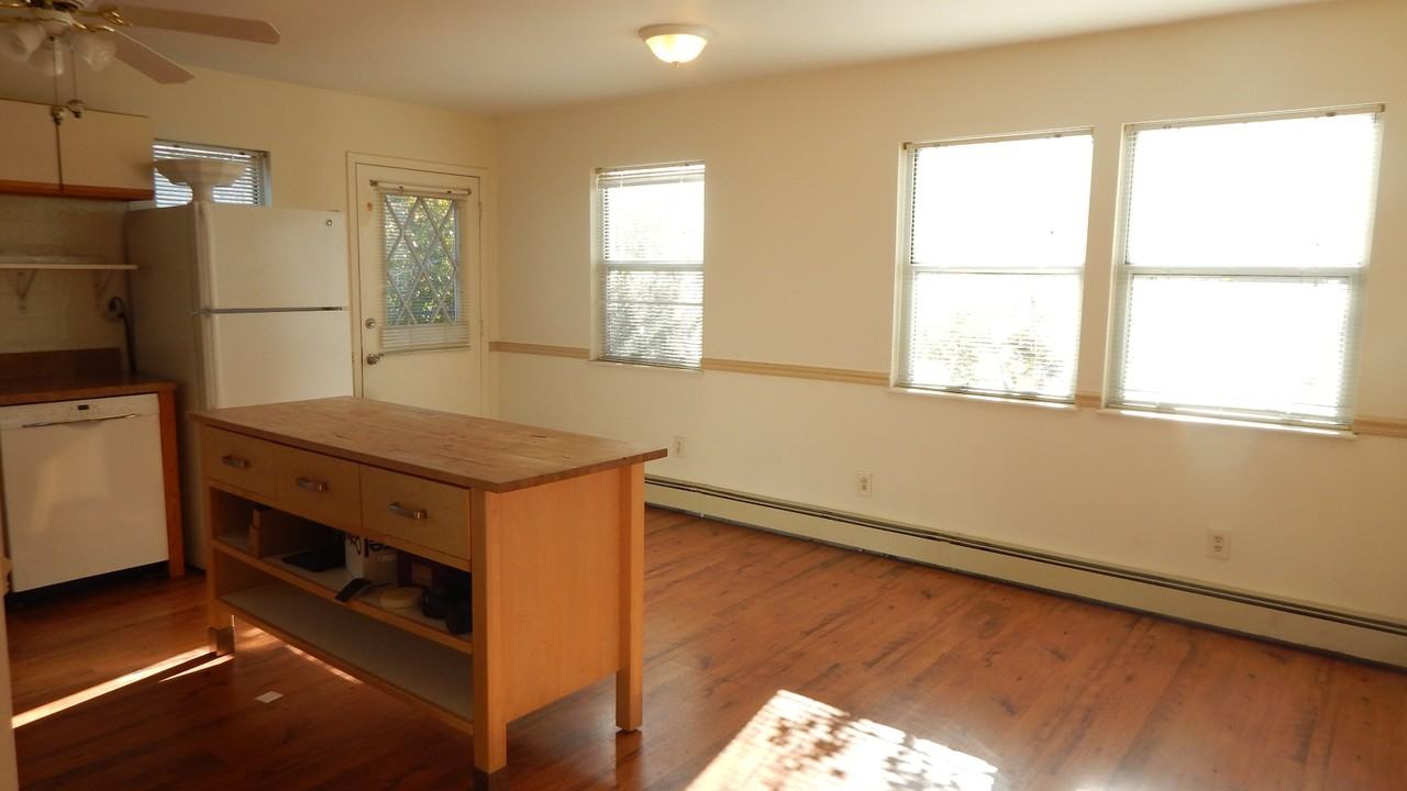 2086 Jackson Ave - Photo 3 of 17