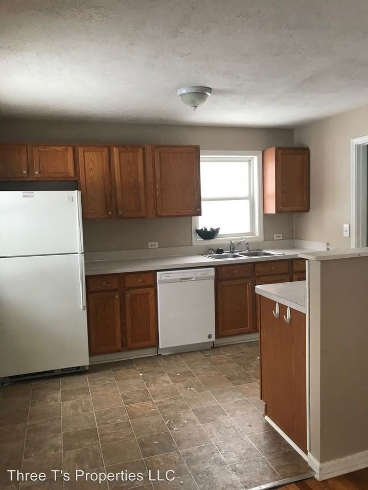 475 Crossman St - Photo 3 of 6