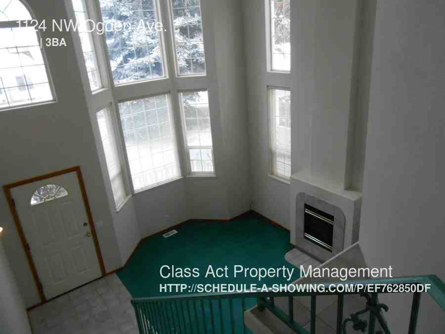 1124 NW Ogden Ave - Photo 3 of 10