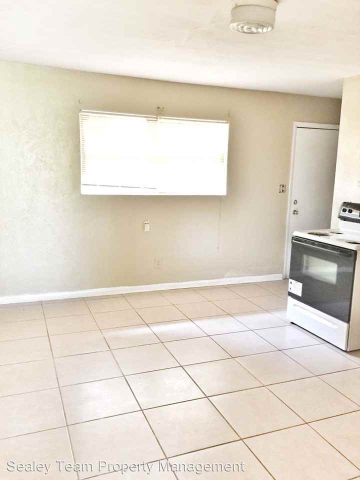 2302 Lois Ln - Photo 3 of 8