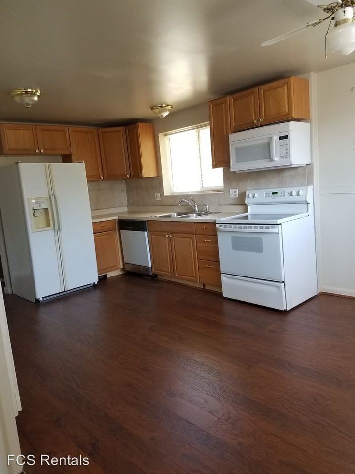 860 Maplewood Cir - Photo 3 of 9