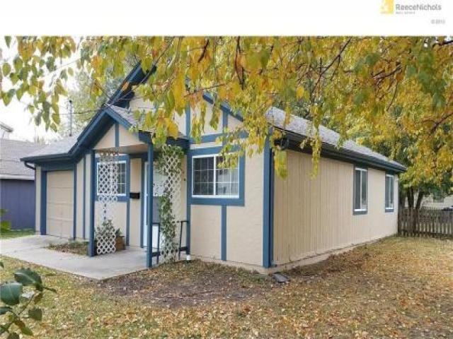 417 W Poplar St - Photo 2 of 6